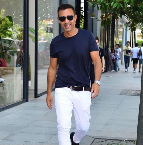 GRNT VERMEKTEN KAINDI: ki olunun annesi Emina Jahovic&#8217;ten boandktan sonra ortalarda pek grnmeyen, kendini spora veren Mustafa Sandal, "Toplantm var&#8221; diyerek muhabirlerden kat.