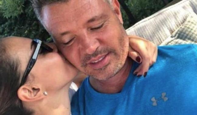 EMNA JAHOV YZNDEN M OLDU?: Bildiiniz zere getiimiz gnlerde nl iadam Sadettin Saran sosyal medya hesabndan kendisini pen bir kadnla birlikte poz verdii bir fotoraf paylamt. Kadn'n Emina Jahovi olduu iddia edilmiti. Sadettin Saran daha sonra fotoraf Instagram hesabndan kaldrd.