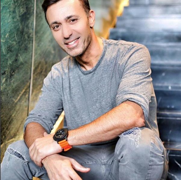 nl arkc Mustafa Sandal, 3 ay nce Emina Jahovi ile ayrlm ve kendisini spora vermiti. Yaz dneminde fit ve enerjik grntsyle dikkatleri zerine eken 48 yandaki arkc, son haliyle herkesi artt.