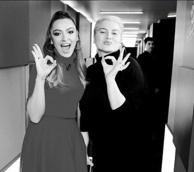 nl arkc Hadise getiimiz gnlerde annesinin intihar giriiminde bulunmasnn ardndan kardeleriyle olan btn i ilikilerini durdurmutu. imdi ise Hadise'nin birok projesinde beraber alt menajer ablasnn Hadise zerinden haksz kazan elde ettii iddias magazin gndemine bomba gibi oturdu. ddialara gre abla Hlya Akgz, Hadise'nin projelerinden haksz kazan elde ederek yolsuz bir ekilde proje kazanlarnn bir ksmn zimmetine geirdi.