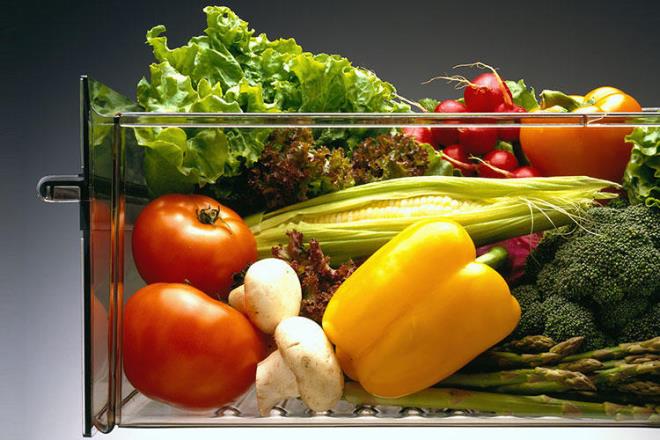 rnein sebzelerle meyveleri ayn ekmeceye ya da rafa yerletiriyorsunuz. Ama bu ok byk bir yanl. nk birok meyve etilen gaz retiyor ve bu da sebzeler zerinde olgunlama hormonu etkisi yaratarak tazeliklerini daha ksa srede yitirmelerine neden oluyor.