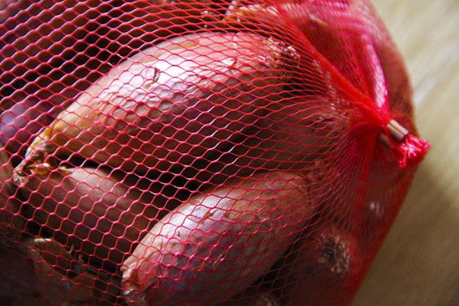 Sebzelerin nefes almaya ihtiyalar var. O nedenle iine sebze koyduunuz plastik torbalarda delikler amak ya da sebzeleri file torbalarda saklamak gerekiyor. Hepsini dar bir alanda skk bir biimde saklamak da sebzelerin hzl bozulmasna yol ayor.