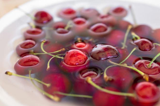 Son olarak sebzeleri ve meyveleri ykayp saklamak ok byk bir hata. Uzmanlar bu rnleri yiyeceiniz zamana kadar ykamamanz gerektiini vurguluyor. nk nem bakteri remesini hzlandryor.