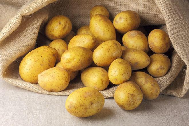 Patates<br>  Patateslerinizi karanlk ve serin bir yerde saklayn ama buzdolabna koymayn. Souk ve nemli ortamlarda patatesin iindeki niasta ekere dnr. Bu da lezzetini ve yapsn etkiler. Patateslerinizi kat torbalar iinde kiler gibi serince bir yerde saklayabilirsiniz. Etilen gaz salglayan soan ya da elma gibi meyvelerle patatesleri yan yana getirmek ise filizlenmeye neden olur.