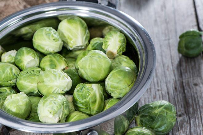 Brksel lahanas  <br>Brksel lahanas tanelerini dalndan koparmadan saklarsanz daha uzun sre dayanrlar. Hatta mmknse bu dal buya batrn ve lahanalar zerinden sadece ihtiya duyduunuz zamanlarda koparn. Eer dalndan kopmu vaziyette aldysanz o zaman ykayp kesmeden az ak bir kilitli poete yerletirin ve sebze ekmecesine koyun. Piirmeden nce d yapraklar ayklayn. Unutmayn Brksel lahanas bekledike lezzeti younlar.