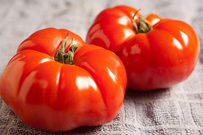 Domates<br>  Domatesin tr, kabuunun incelii gibi faktrler saklanma koullarn deitirebiliyor ancak genellemek gerekirse, olgun domatesleri birka gn buzdolabnda tutmak lezzetlerinin bozulmasna neden olmad gibi raf mrlerini de uzatyor. Eer domates aldnz zaman yeterince olgun deilse, olgunlaana kadar tezgahn zerinde bekletin. Ardndan bir taban iine kk ksmlar alta gelecek ekilde yerletirin ve bu vaziyette buzdolabna koyun. Kknn altta kalmas bu blgenin nemlenmesini geciktirip rmesini nlyor. Doranm domatesleri ise hava almayan kapal bir kapta saklamak en iyisi. Bylece ortamdaki dier kokular ekmiyorlar. Domatesleri servis etmeden nce oda scaklna gelmelerini beklemek de doru bir hareket.