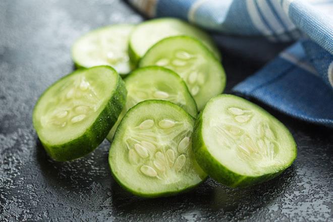 Salatalk<br>  Salatalklar souktan nefret ederler. 10 derecenin altndaki scaklklarda hzla bozulmaya balarlar. Eer salatalklar buzdolabna koymanz gerekiyorsa bu srenin  gn gememesine aln. Salatalk da etilen gazna hassas bir sebze; o nedenle muzlardan, kavunlardan ve domateslerden uzak kalmalarn salayn.