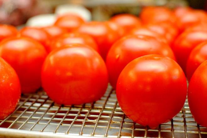 Marketten ya da pazardan tazecik sebze ve meyveleri alp evinize getiriyor, buzdolabna koyuyor, birka gn sonra tazeliklerini kaybetmi halde bulduunuzda da &#8220;Ne oldu bunlara acaba?&#8221; diye dnmeden edemiyorsunuz. Byle durumlarda ou zaman suu kendinizde aramanz gerekiyor. nk aldklarnz doru koullarda saklamyorsunuz.