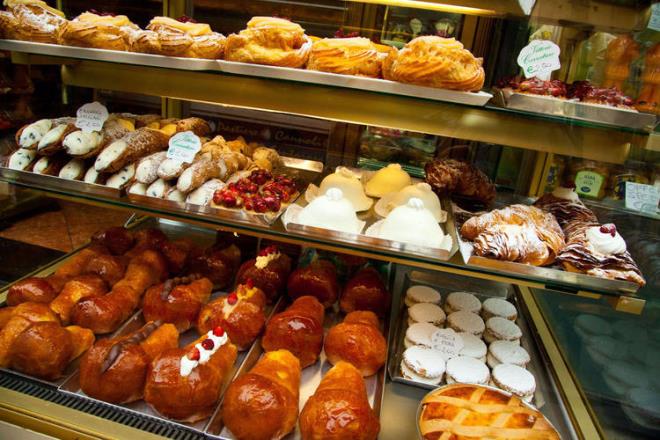 Kan ekerinde dengesizlik yaratan unlu, yal ve bol ekerli yemekler ve tatllar sizi ksa bir sre mutlu etse de sonrasnda alk hissetmenize ve kilo almanza neden olur. Bu nedenle bu tr yiyecekleri hayatnzdan karmaya aln.