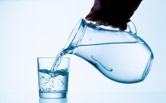 ay ve kahve tketimini snrlayarak onun yerine bol bol su iin. Kendinizi zinde hissetmek ve vcudunuzu susuz brakmamak iin en az 2,5 litre su imeye zen gsterin.