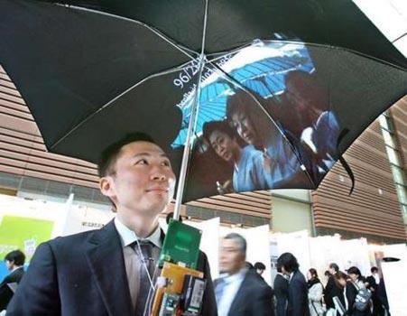 Hatta mobil bir projektre sahip olan bu emsiye i ksm bir ekran gibi kullanarak grnt verebiliyor.