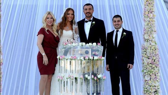 Ayrlk sonras Okan Kurt&#8217;u hayatndan karan Demet Akaln, birlikte ekildikleri btn fotoraflar silip &#8216;artk geri dn yok&#8217; mesaj vermiti.