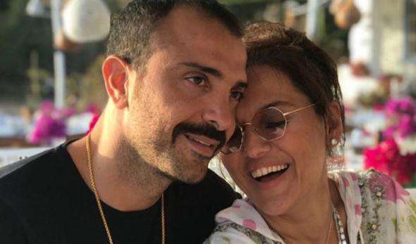 Okan Kurt ise Demet Akaln&#8217; sosyal medya hesabndan takip ettirmeyi srdrm ve fotoraflar profilinden kaldrmamt.