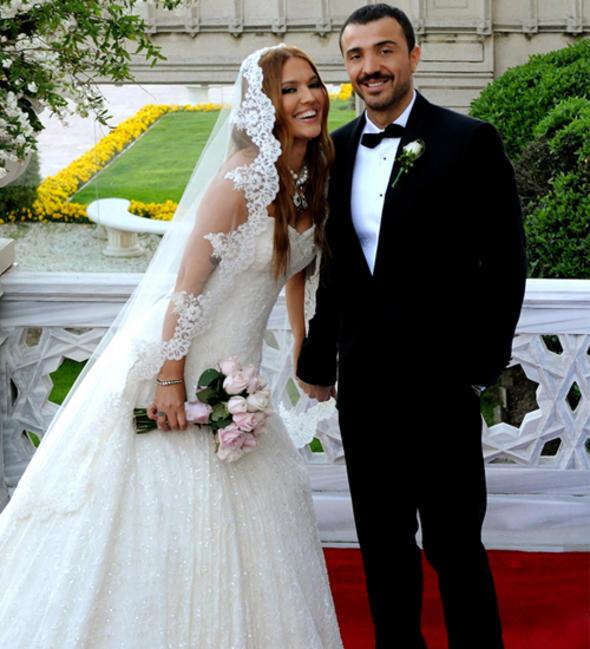 Profilinde sadece kzna ve dostlarna ait fotoraflar saklayan Kurt&#8217;un bu tepkisi &#8216;Artk Okan da Demet&#8217;i sildi&#8217; olarak yorumland.