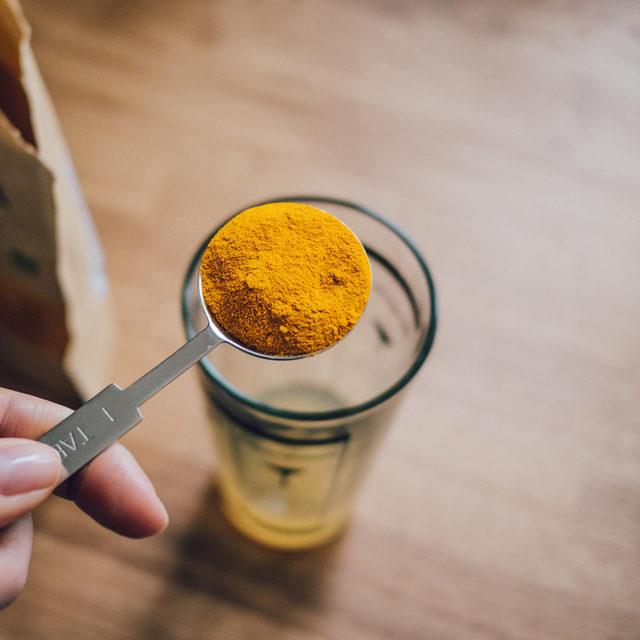 Doal bir antiseptik kaynadr. Zerdeal yzyllar nce eitli cilt hastalklarnn tedavisinde kullanlmtr. Antibiyotik kayna olan zerdeal, yaralarn enfekte olmasn nler. Yemeklerinize baharat olarak ekleyebilir ya da bir bardak lk stn iine kartrabilirsiniz. Yani tketimi son derece kolaydr. Souk algnlndan korumasnn yan sra cilt lekelerine kar da koruyucudur. Bunun iin zerdeall maskeler deneyebilirsiniz.