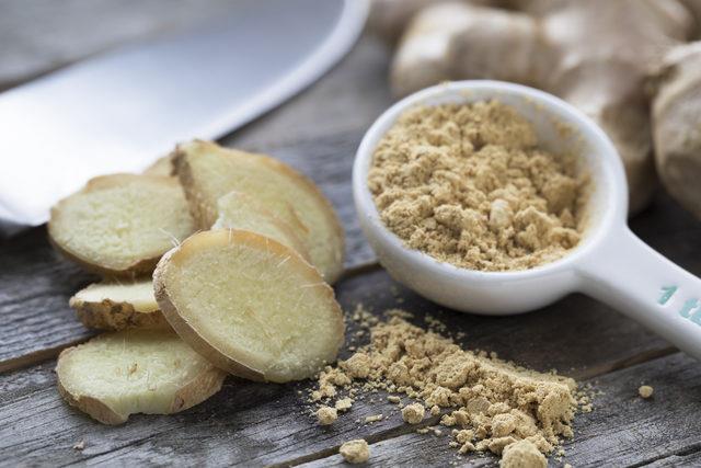 Zencefilde bulunan ginderol maddesi, ar kesici ve ate drc etkiye sahiptir. Vcudunuzda krgnlk hissettiiniz an vakit kaybetmeden taze zencefil suyu tketin. Zencefil suyunu iemiyorsanz ince doranm zencefil ve limonu 250 ml suda kaynatp 10 dakika demlendirin. ine bir ay ka bal ekleyerek lk bir ekilde gnde 2 ya da 3 kez tketin.
