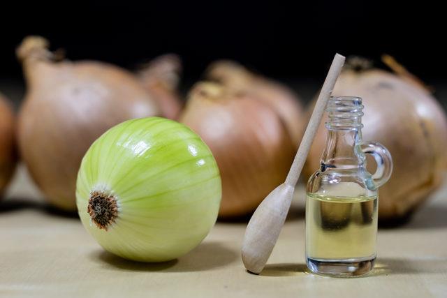 Soan, ciddi bir balgam skrcdr. Solunum yollarn uyararak balgamdan temizler. Doal antibiyotik kayna soan, sadece gribin aresi olmakla kalmaz. Gl bir antioksidandr ve kolon kanseri tedavisinde yardmc olduu saptanmtr. Bu faydalarnn yan sra adet sktrc zellii vardr. Soan zaten yemeklerin vazgeilmezi ve farknda olmadan tketilen bir besin ancak bu k soann suyunu da bol bol tketlelim.