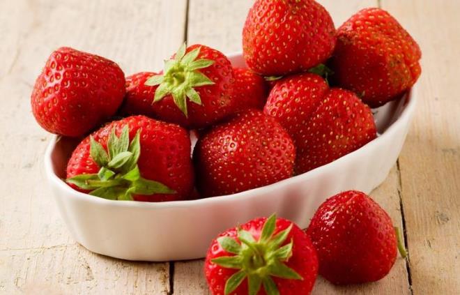 Vcudun serotonin salglamasn salayan ilek en mutlu eden besinlerin banda geliyor. Krmz rengi ve ekerli tad ile tatllarda da en ideal meyvelerin banda geliyor.