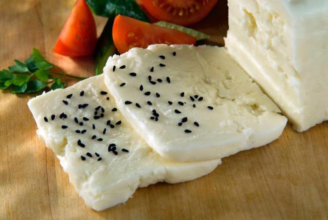 Mutluluk hormonu ile yakndan ilgili olan peynir, gne pozitif bir balang yapmak isteyenler iin harika bir besin. Peynir eitlerini az miktarlarda tketmek ise kilo almann nne geiyor.