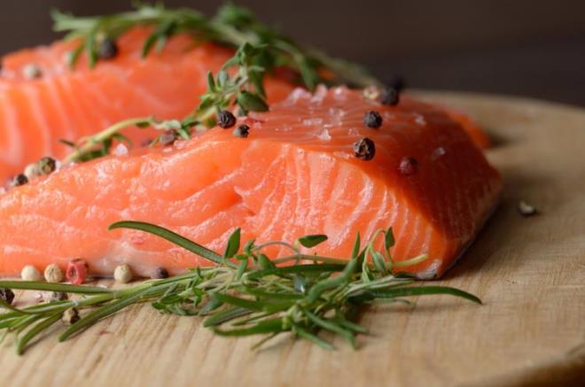 Omega 3 deposu olan somon sofranzdan eksik etmemeniz gereken yiyeceklerden biri. Vcudun nemli besin ihtiyalarn karlayan somon ayn zamanda pozitif bir ruh hali isteyenler iin de en ideal besinler arasnda. Omega 3 zengini somon ayrca tahll salatalarla birlikte tketildiinde de pozitif etkisini iki katna karyor.