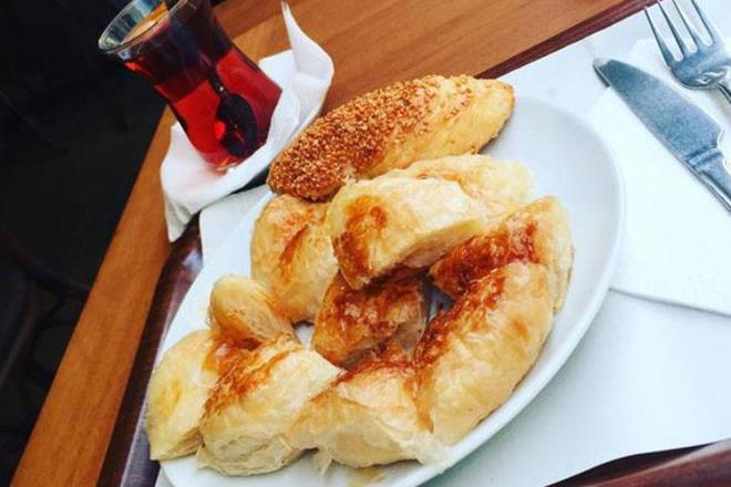 Stres azaltc etkisi ile bilinen ay ekirdei hemen hemen herkesin sevdii bir kuruyemi tr. Ay ekirdei stres azaltc etkisinin yannda serotonin hormonunda da art salyor. Ay ekirdei yal yapsndan dolay az miktarlarda tketilmeli.