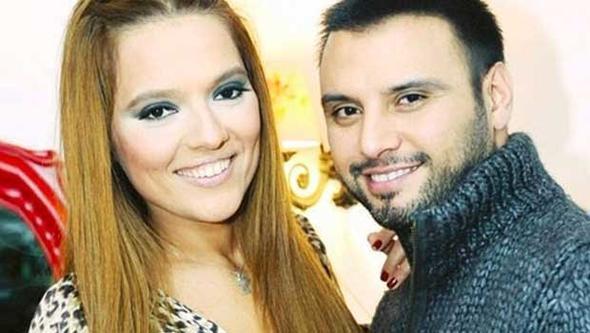 Bir dnem olduka yakn arkada olan Demet Akaln ile Alian 2012 ylnda kavga edip ksmt.
