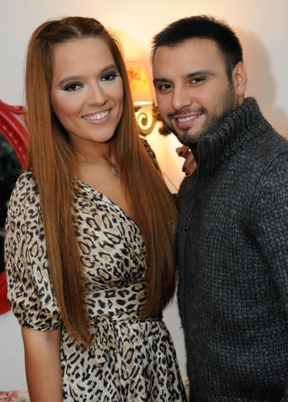 Bu aklamann ardndan bir takipisi Demet Akaln'a, "Alian'la barmamana sevindim" diye yazd.