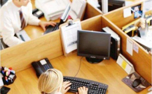 Zihninizi din� tutun => Zihninizi din� tutun, ruh h�linizi de�i�tirin, i� yerinde verimlili�i ve mutlulu�u yakalay�n. Mind.org verilerine (http://bit.ly/Llpj5U) g�re i� yerinizde ak�l sa�l���n� koruman�n be� basit yolu var. Bunlardan ilki ileti�im kurmak: E-posta atmak yerine birileriyle sohbet edin ve sizinle konu�urken onlar� dinleyin. �kincisi, aktif olun: Oturdu�unuz yerden kalk�n ve i� arkada�lar�n�zla konu�un ya da ruh h�linizi de�i�tirmek ve endi�eyi azaltmak i�in yeme�e ��k�n. ���nc� ad�mda k���k detaylara �nem verin: An� yakalay�n ve masan�za bir bitki koyun! D�rd�nc� ad�m olarak yeni bir �eyler ��renmeyi unutmay�n: Harika bir endorfin patlamas� ya�atan egzersiz kurslar�na kat�l�n. Son olarak herhangi bir hay�r i�i i�in ba���ta bulunun veya ba�ka birine yard�m edin.