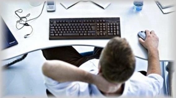 Donan�m�n�z� ayarlay�n => RSI Prevention (www.rsiprevention.com) sitesine g�re klavye ve fareyi do�ru kullanman�z �art. El bileklerinizin do�al pozisyonunu korumal� ve klavyenizi de olabildi�ince d�z tutmal�s�n�z. Microsoft Natural Keyboard gibi ortadan ikiye ayr�lan klavyeler, bilek ve tendonlar�n�zdaki gerginli�i azaltacakt�r. Klavye k�sayollar�n� kulland���n�z takdirde farenizle u�ra�t���n�z zaman k�salacak, bileklerinizdeki y�k de azalacakt�r. Duru�unuza mutlaka �zen g�stermelisiniz. S�rt�n�z� d�z tutun, bileklerinize dikkat edin ve bu b�lgelerdeki a�r�lar� es ge�meyin.