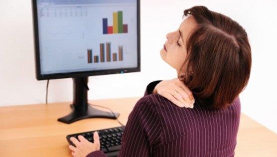 A�r�y� durdurun => Tekrarlayan gerilim rahats�zl�klar� (RSI) genellikle boyun, omuz, kol ve elleri etkiler. B�lgesel RSI’�n�z varsa v�cudunuzun belirli b�lgelerinde semptomlar g�zlersiniz. Yay�lm�� RSI’da ise belirlenmesi g�� genel kas a�r�lar�yla kar�� kar��ya kal�rs�n�z. Ellerinizde veya bileklerinizde a�r�, gerginlik, hassasiyet, �i�me, kar�ncalanma, a�r� veya eklem kas�lmas� olup olmad���na bak�n. Farenizin veya klavyenizin ergonomik olarak tasarland���ndan, monit�r�n�z�n ve sandalyenizin do�ru �ekilde yerle�tirildi�inden emin olarak RSI’� yenebilirsiniz. Arada mola verin, duru�unuza �zen g�sterin ve a�r�lar devam etti�i takdirde doktorunuza g�r�n�n.