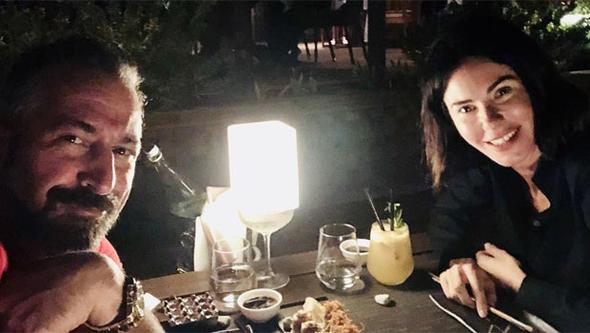 Cem Ylmaz ile ak yaayan Defne Samyeli verdii rportajda ilikilerinin nasl baladn anlatt. Samyeli 'Her ey onunla gzel' diyerek akn bir kere daha ilan etti.