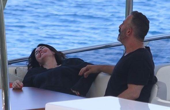 &#8211; liki karar diye bir ey yok aslnda; her ey bir anda geliti. Sanki zaten olmas gereken buymu, zaten biz berabermiiz ya da olmalymz gibi bir his. Her ey onunla gzel. Ortak bir dilimiz var, ok anlaldm ve karmdakini ok anladm hissettim. Benim iin ok deerli bir ey bu.