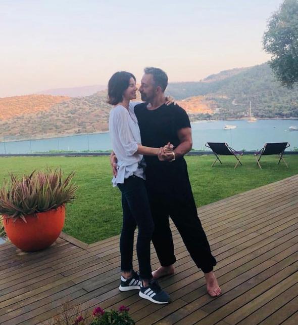 &#8211; ok uzun yllardr yakndan olmasa da tandm birisi Cem. Zaten seyircisi ve hayranydm. Nasl olmayaym? Yldz olursunuz olmasna&#8230; Cem gibi komedyenlii, oyunculuu, yazarl, izerlii, sinemacl, mzisyenlii ile elini att her ite farkn ortaya koyarak yeni norm belirleyen ka kii var ki? Kiiliini yakndan tandka beenim katlanarak artt. ok sahici, ok iyi kalpli, zenli, elenceli, harika bir insan.