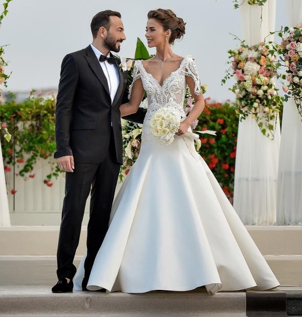 2015 ylnda balayan aklarn getiimiz mart aynda aile arasnda gerekletirdikleri nian treniyle talandran oyuncu Bensu Soral&#8217;la iadam Hakan Ba nceki akam Beikta Four Seasons Hotel&#8217;de evlendi. Yaklak 500 kiinin katld dn treninde nl ifti Murat Dalkl, Berkay, Ouzhan Ko, Yamur Tanrsevsin, Ezgi Mola, Esra Erol, Acun Ilcal, Yasemin - zzet zilhan gibi nl isimler yalnz brakmad.