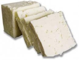 Peyniri kolay rendelemek iin, 15 dakika buzlukta bekletin.