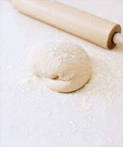 Hamur aarken merdane yerine ii buz gibi su dolu bir ieyi deneyin. Hamurunuzun daha kolay aldn greceksiniz.