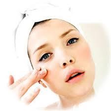 Eer cildiniz kuru ise bir muzu ezin, ierisine bir ay kas bal veya bademya kartrp yznze srn. Bir ka dakika bekleyip lk su ile ykayn.