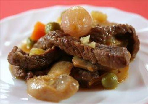 Krmz et ile hazrladnz yemeklerin daha lezzetli olmasn istiyorsanz etin zerine bir miktar biberiye serpin, kemik ularna sarmsak srn. Daha sonra az ya ile frnda kzartn.