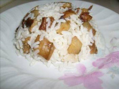 Patlcan kabuklarn soyduktan sonra iine sirke ve ok az zeytinya konmu suda ok az halayn. Daha sonra istediiniz kklkte dorayn ve pilav yaparken iine katn. Pilavnz daha lezzetli olacaktr.