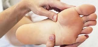 Eer ayaklarnz ok hassas ise, scak havalarda ikyetleriniz artyorsa, her sabah birka damla zeytinya ile ovalayn.