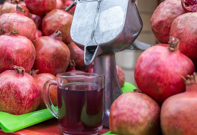 Kanser kart ve baklk destekleyici etkileri mevcuttur. Anti-aging (yalanma kart) ve anti inflamatuar (iltihaplanma kart) zelliktedir.Kalp krizi, fel ve emboli hastalna (akcier hast.) neden olabilecek kan pulcuklarnn toplanmasn engeller. Prostatik (prostat) kanser antijenlerinin azaltlmas ve meme kanser hcre oalmasnn nlenmesinde etkili olduu almalar mevcuttur. Gne nn zararl etkilerine kar koruyucudur. Deride grlen kzarklklar ve hafif yanklardan korunmada etkilidir