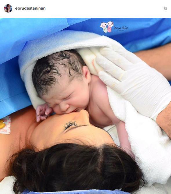 Minik Ali ile ilk karlat ann fotorafn Instagram sayfasnda paylaan Ebru Destan, altna u notu dt:    "Miniminicik Ali'm bugn 1. yana giriyor. 12:55'te kucamdayd &#10084;&#10084;&#10084; Allah isteyen herkese bu mutluluu yaatsn"