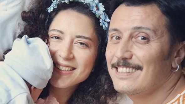 Gldr Gldr oyuncularndan Ayegl Akdemir besteci Gkhan ahin'le 2014 ylnda dnyaevine girmiti. ift bugn oullar Kemal'i kucana ald.