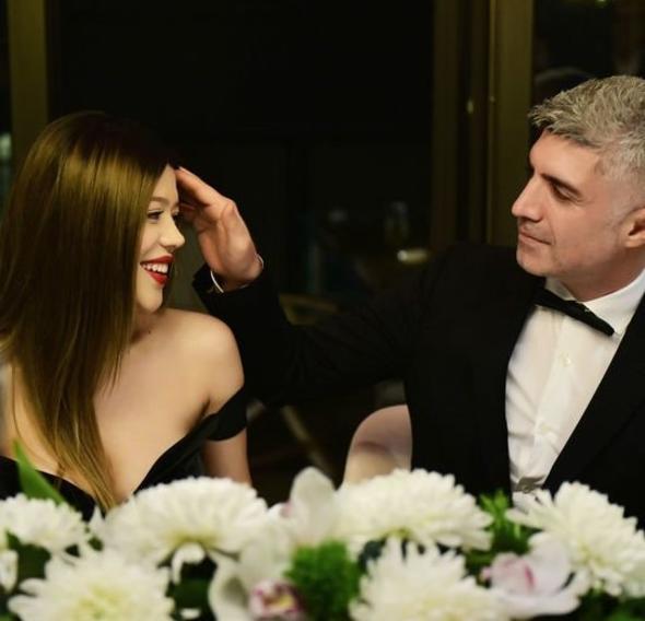 "Ak bulduunda nc ahslara kulak asmadan doya doya yaaman gerektiini, senin yaam enerjini yok edecek, hiletirecek insanlardan kim olursa olsun uzak durman gerektiini, sahiplenmekle klelik,balanmakla bamllk arasnki farkn ne olduunu, kadnlara saygl ve zarif olman gerektiini, kimseyi ayplamaman ve ekilci olmaman gerektiini, en yok zamannda dahi almaman ve alarak kazanman gerektiini, hayallerini byk tutup onlar gerekletirmekten korkmaman gerektiini, hrete ve paraya kle olmaman gerektiini, cimri olmaman ama seni yoksullatracak kadar da bonkr olmaman gerektiini, yokluun iinde renecek ok ey olduunu, kaba kuvvetin zayf insanlarn ii olduunu ama sana uygulandnda da karln vermeye hazr olman gerektiini, hayvanlar ve doay sevmeni, sanat ve bilimi nemsemeni, daha bir ok hayat tecrbemi sana mrm yettiince retmeye alacam. Tek duam bu... Seni ok seviyorum. yi ki doduk."