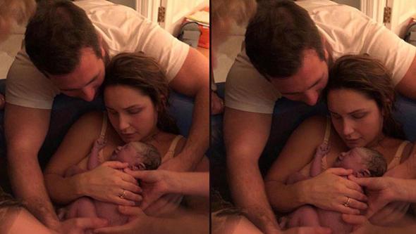 Televizyon yldz, suda doum yaptktan sonda bebeini kucana ald o ilk an hi aklndan karamadn arpc bir sosyal medya paylamyla ifade etti.