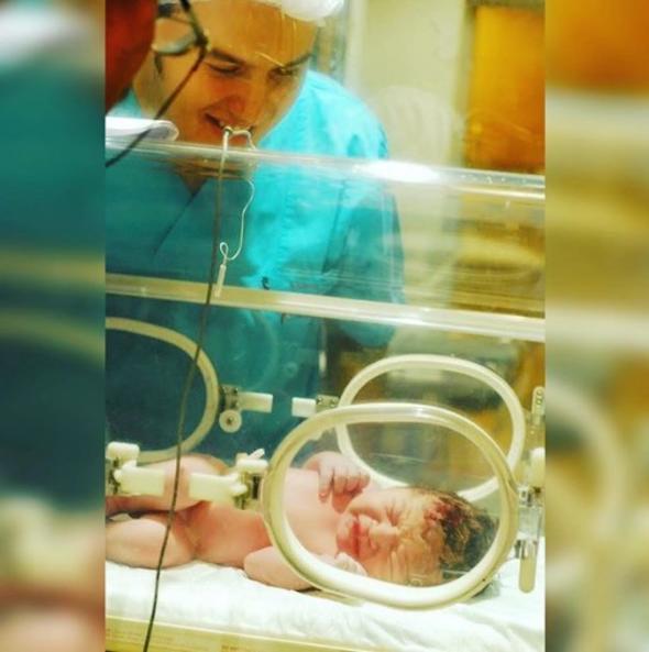 Ceceli fotorafn altna u notu dt:    "Dnyaya geldiin ilk dakikalar Arn&#8217;m..7 sene nce bugn.. Allah&#8217;a krden acizim.. yi ki dodun..28.09.2011"