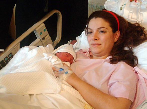 PINAR ELE    Bir dnem sahnelerde frtnalar estiren Pnar Elie, Bakrky Acbadem Hastanesi'nde doum yapt.