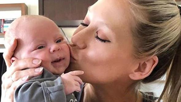 ift, hamilelik sresince yani 9 ay bunu basnn merakl gzlerinden de gizledi ve ksa bir sre nce ikiz bebeklerini sosyal medya araclyla dnya ile tantrd.