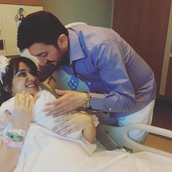 Kk bir vcudun, minnack ellerin, fakat o kk vcudunun iinde saf, temiz, hzlca arpan bir kalbin var. nallah o temiz kalbini kimse kirletmez Adel'im. Kimsenin kirletmesine de izin vermeyeceim. Baban olarak, hep senin yannda, arkandaym gzel kzm. Allah'm evlat isteyen herkese nasip etsin inallah.