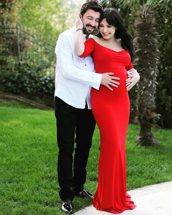 arkc Ferman Toprak 2017 ylnda Hilal ztrk ile nikah masasna oturmutu. Mutlu ift bu sabah bebek heyecan yaad. Hilal ztrk bir kz ocuu dnyaya getirdi. Gzel haberi sosyal medya hesabndan duyuran Toprak, kzna Adel Su adn verdi.